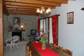 Salle à Manger : une table pour 12 personnes et 6 chaises, un bahut